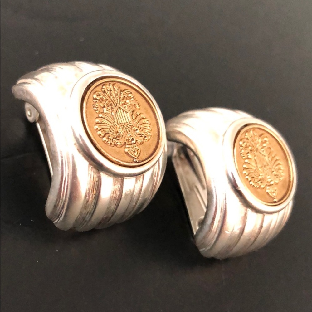 VINTAGE SILVERTONE & GOLDTONE CREST COIN EARRINGS - Picture 12 of 16